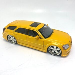 2006 Jada Toys 1/24 Scale Diecast Yellow Dodge Magnum R/T Hemi Car Collection